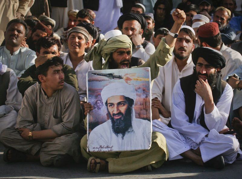 © Reuters. Membros da al-Qaeda segurando foto de Osama bin Laden após notícia da sua morte, em Quetta, no Paquistão