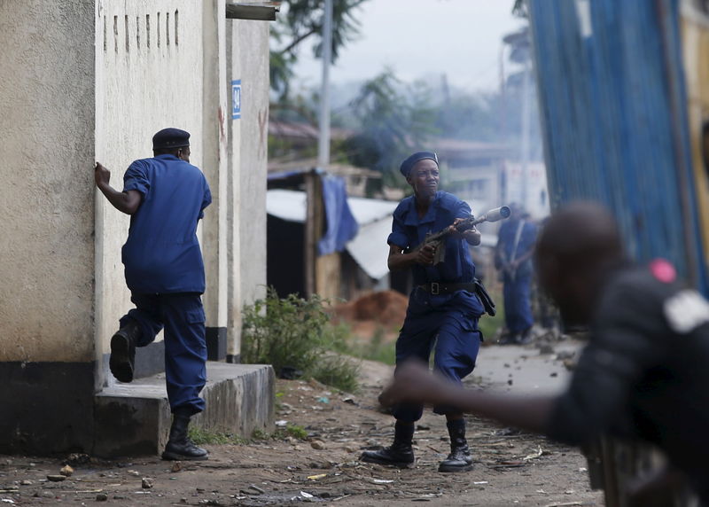 © Reuters. Confronto entre polícia e manifestantes em Burundi