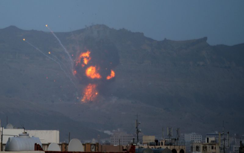 © Reuters. Explosão em montanha de Noqum, na capital do Iêmem, Sanaa 