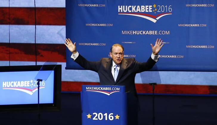 © Reuters. U.S. Republican presidential candidate Huckabee launches bid for the 2016 Republican presidential nomination in Hope, Arkansas