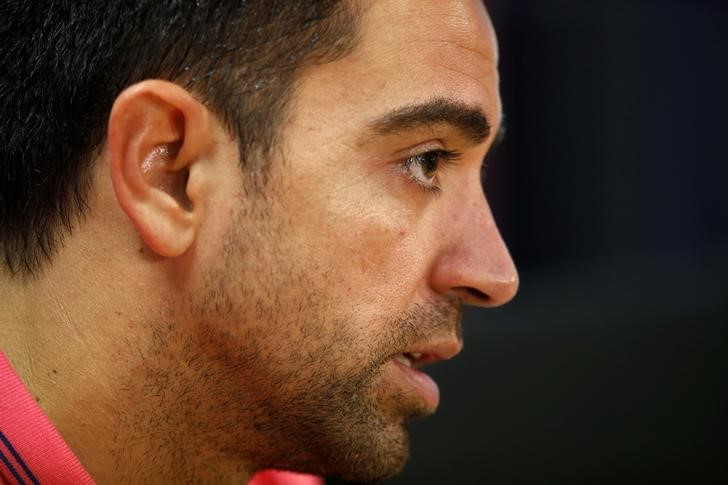 © Reuters. Capitão do Barcelona, Xavi, em entrevista coletiva