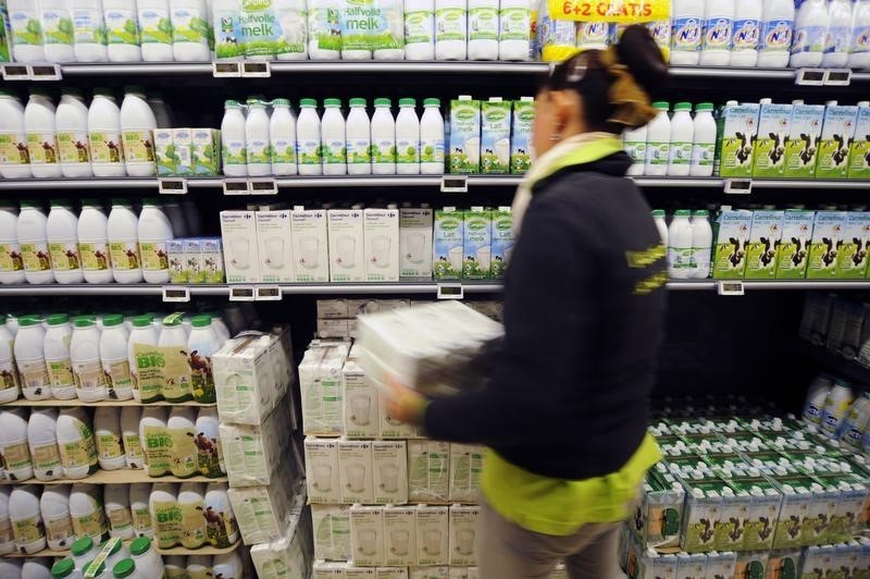 © Reuters. Funcionária organiza caixas de leite na seção de laticínios numa loja do Carrefour
