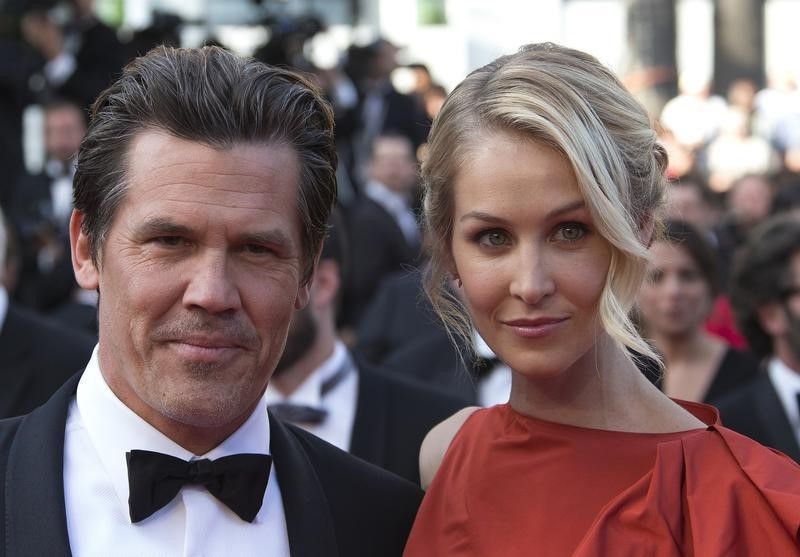 © Reuters. Josh Brolin e a namorada Kathryn Boyd no Festival de Cannes