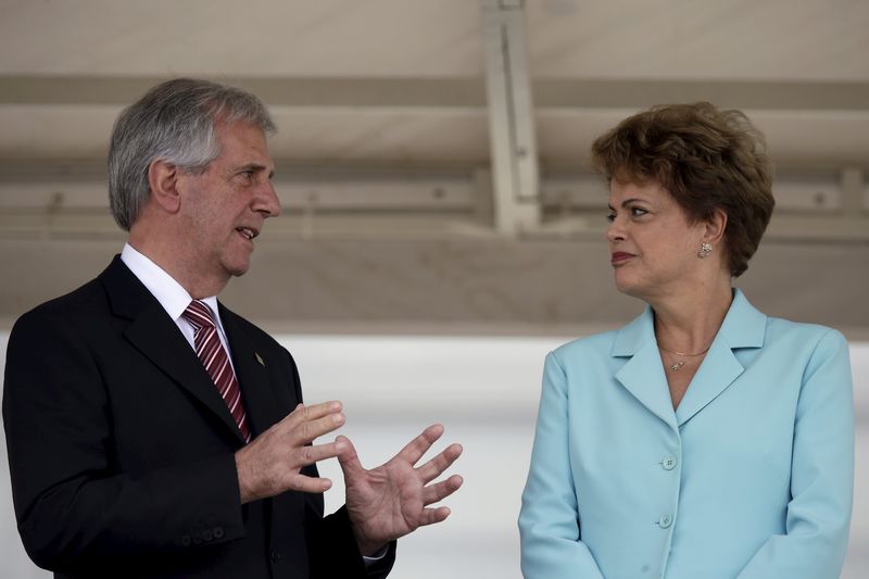 © Reuters. Presidente do Uruguai, Tabaré Vázquez, conversa com a presidente Dilma Rousseff no Palácio do Planalto, em Brasília