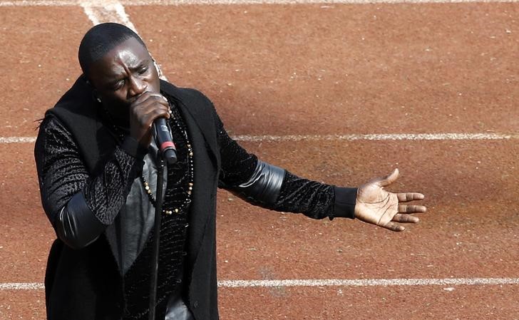 © Reuters. Cantor de hip hop e R&B Akon na cerimônia de abertura da Copa Africana de Nações, em Bata