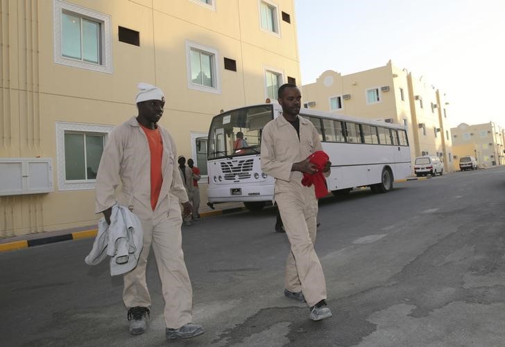 © Reuters. تقرير لمنظمة العفو يقول إن قطر ما زالت تهمل العمال المهاجرين