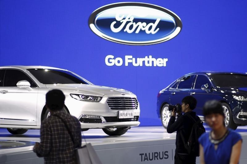 © Reuters. Ford Taurus cars are seen during a presentation at the 16th Shanghai International Automobile Industry Exhibition in Shanghai