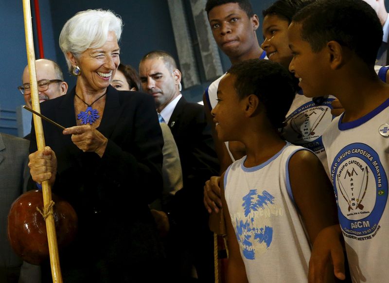 © Reuters. Diretora-gerente do Fundo Monetário Internacional (FMI), Christine Lagarde, em visita ao Complexo do Alemão, no Rio de Janeiro