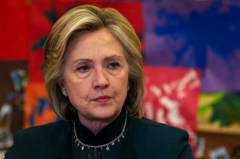 © Reuters. U.S. presidential candidate Hillary Clinton attends a roundtable discussion about childcare with parents and providers during a campaign stop in Chicago