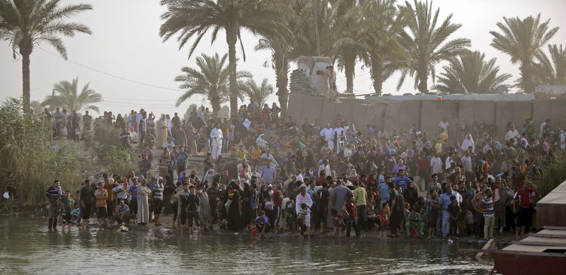 © Reuters. مقاتلو تنظيم الدولة الاسلامية يجتاحون الخطوط الحكومية شرقي الرمادي