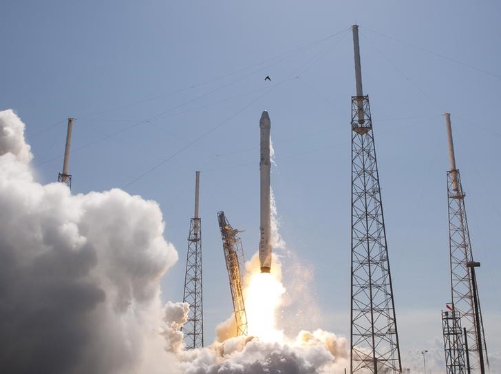 © Reuters. A cápsula Dragon, da SpaceX, parte num foguete Falcon 9 com destino à Estação Espacial Internacional