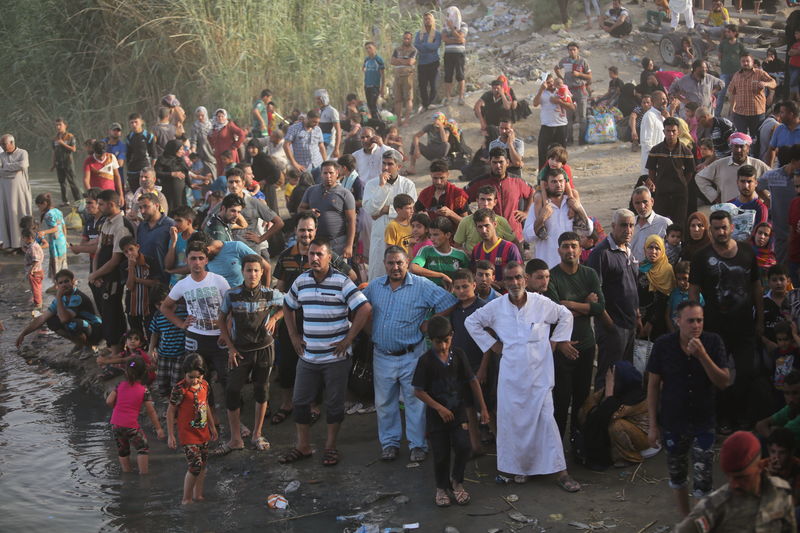 © Reuters. Sunitas deslocados, que fugiram da violência de Ramadi, chegam aos arredores de Bagdá