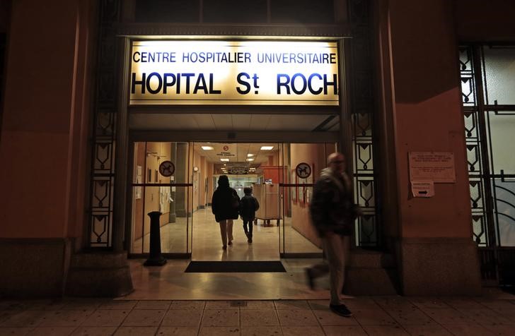 © Reuters. Entrada do hospital Saint Roch, onde o piloto de Fórmula 1 Jules Bianchi, em coma, está sendo tratato