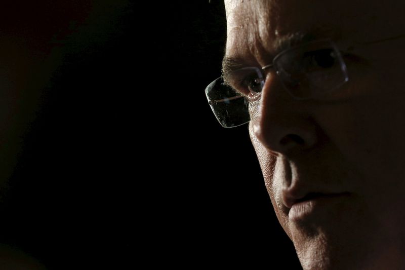 © Reuters. Potential 2016 Republican presidential candidate and former Florida Governor Jeb Bush answers a question from a reporter after speaking to the Greater Salem Chamber of Commerce in Salem