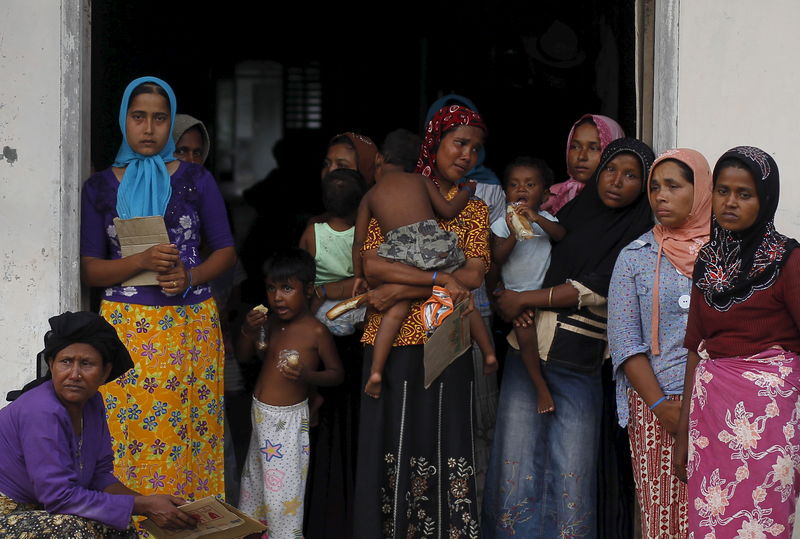 © Reuters. Mulheres imigrantes rohingyas que recentemente chegaram à Indonésia de barco