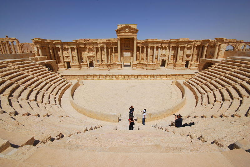 © Reuters. Turistas tiram foto de um teatro na cidade histórica de Palmira