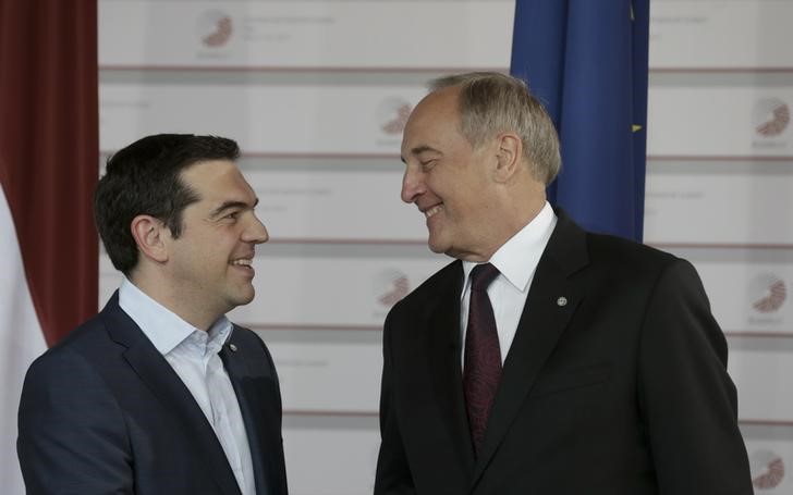 © Reuters. Primeiro-ministro grego, Alexis Tsipras, conversa com o presidente da Letônia