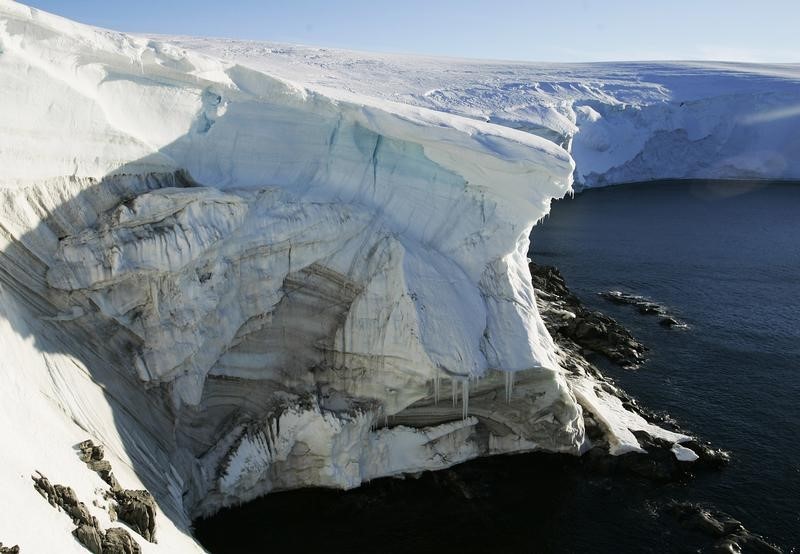 © Reuters. Derretimento de gelo visto na face do penhasco no Landsend na Antártica