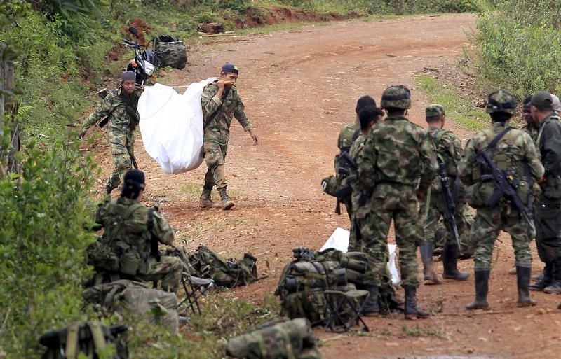© Reuters. الجيش الكولومبي يقتل 18 متمردا من جماعة فارك
