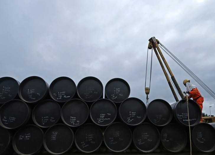 © Reuters. A worker prepares to transport oil pipelines to be laid for Pengerang Gas Pipeline Project in Johor
