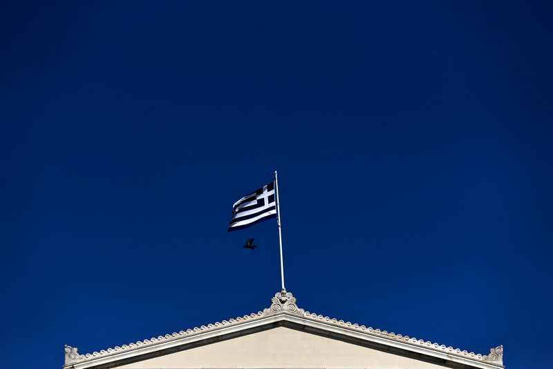 © Reuters. A Greek national flag flutters atop the parliament building in Athens