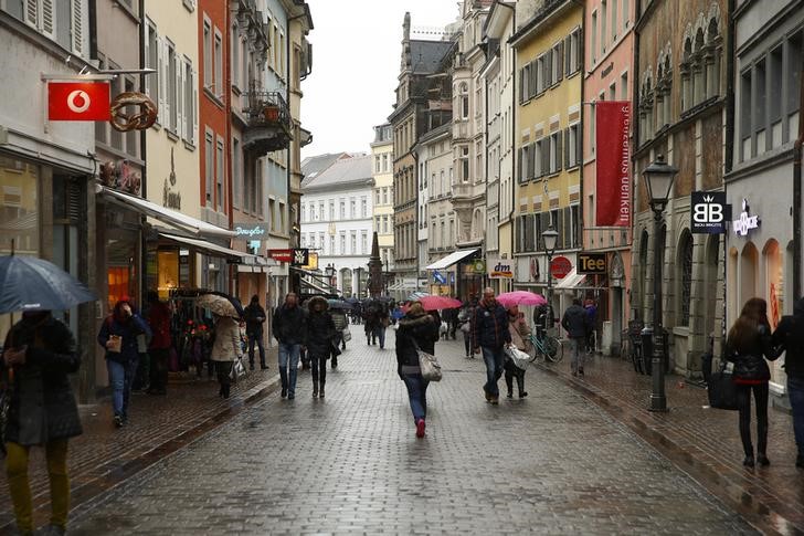 © Reuters. People walk on a shopping street in the southern German town of Konstanz