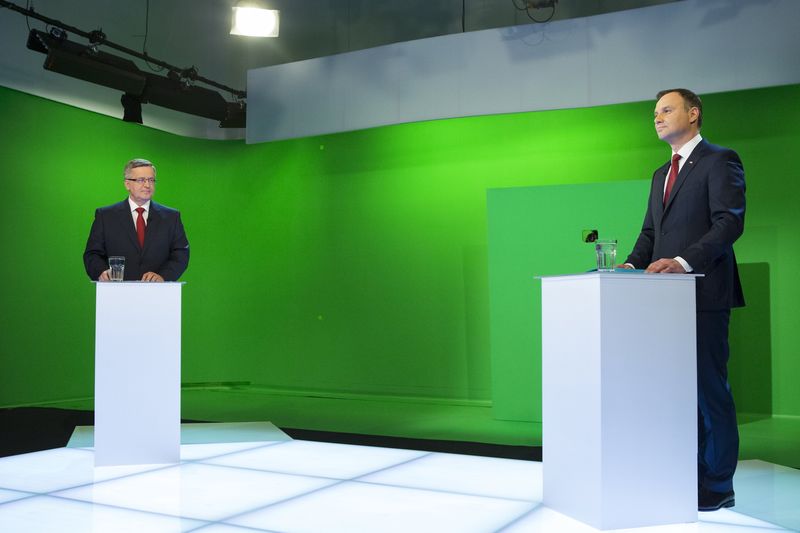 © Reuters. Komorowski and Duda stand before their face-to-face televised debate at the TVN studio in Warsaw