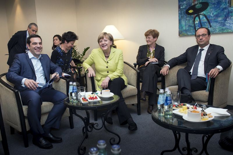 © Reuters. Merkel y Hollande instan a Tsipras a completar el actual rescate de Grecia