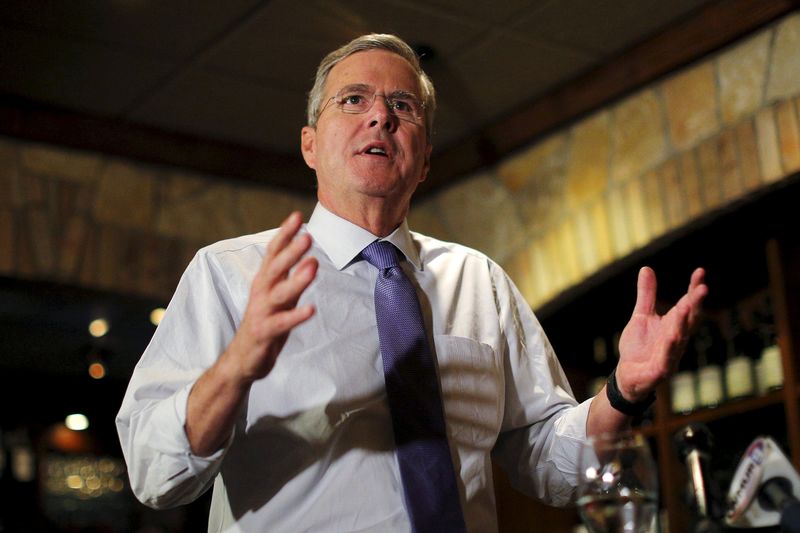 © Reuters. Potential 2016 Republican presidential candidate and former Florida Governor Jeb Bush speaks to the Greater Salem Chamber of Commerce in Salem