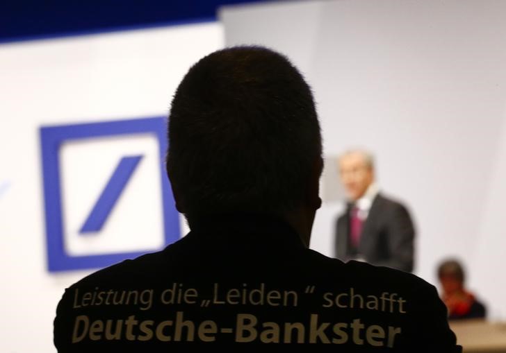 © Reuters. Los inversores de Deutsche Bank critican la reorganización de la cúpula de la entidad