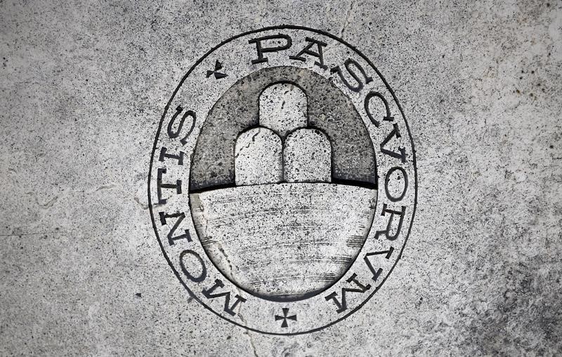 © Reuters. Il logo di Monte dei Paschi nel quartier generale di Siena 