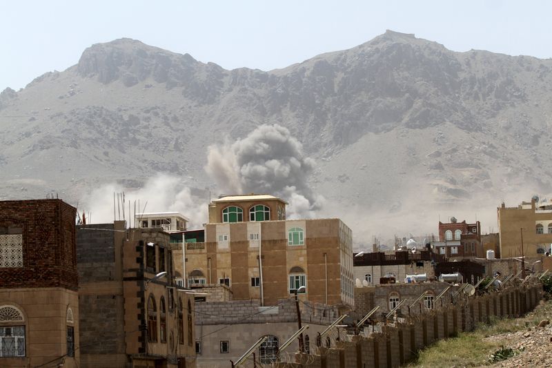 © Reuters. سكان: ضربات جوية بقيادة السعودية تستهدف الحوثيين في صنعاء