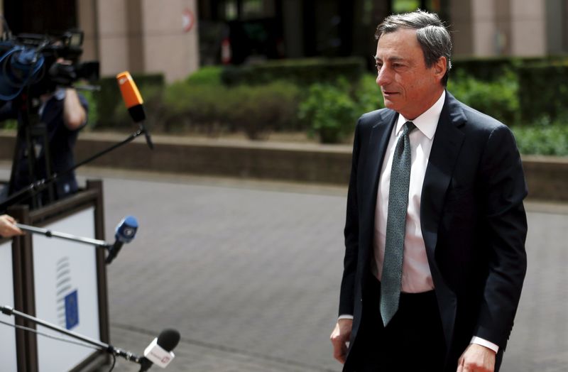 © Reuters. ECB President Draghi arrives at the EU Council ahead of an euro zone finance ministers meeting in Brussels