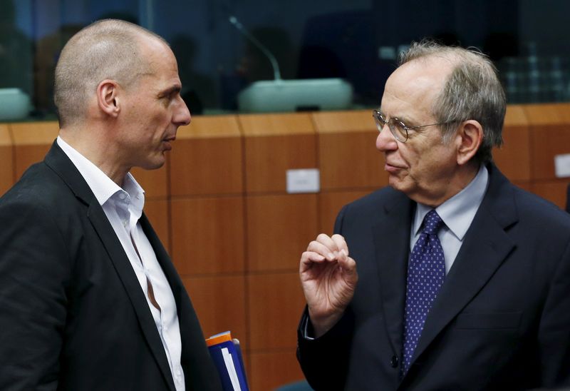 © Reuters. Il ministro delle Finanze greco Yanis Varoufakis ascolta il ministro del Tesoro italiano Pier Carlo Padoan durante l'Ecofin a Bruxelles