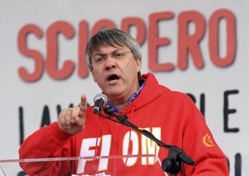 © Reuters. Il leader della Fiom Maurizio Landini durante un comizio al termine di uno sciopero a Roma