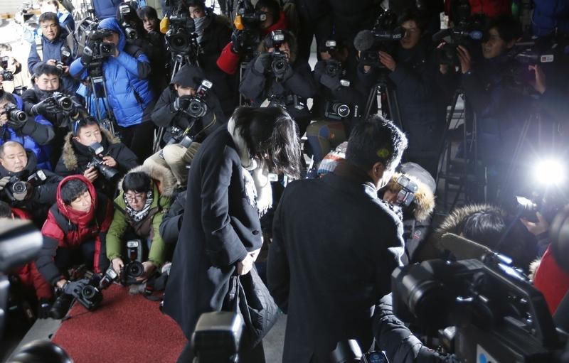 © Reuters. Un tribunal libera a la exejecutiva de Korean Air por el caso de las nueces