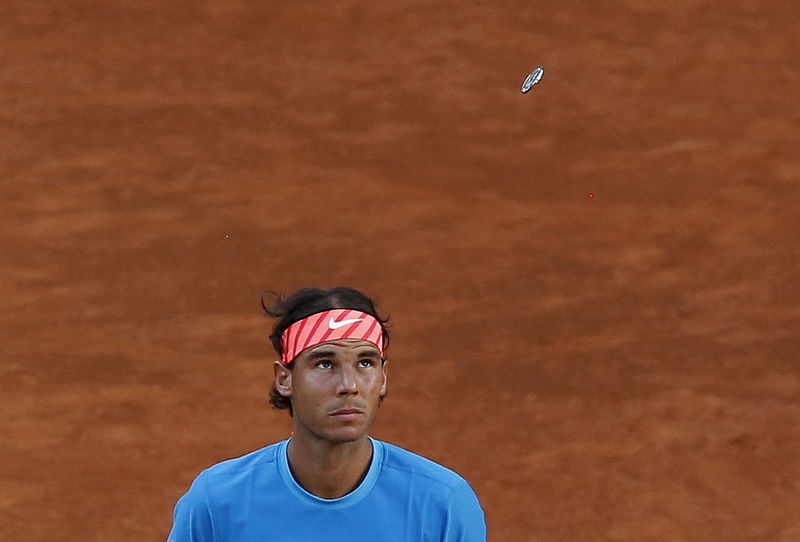 © Reuters. Spain's Rafael Nadal looks up during the coin toss before his final match against Britain's Andy Murray at the Madrid Open tennis tournament in Madrid, Spain