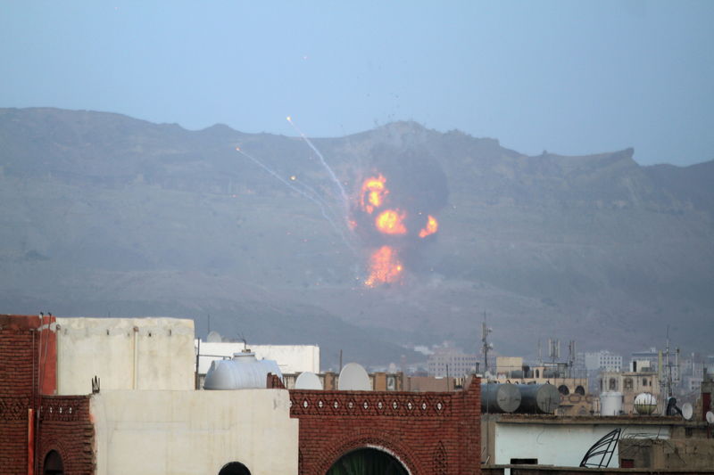 © Reuters. Explosão após ataque aéreo em Sanaa, capital do Iêmen