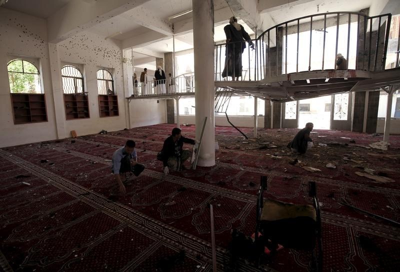 © Reuters. بيان على تويتر: تنظيم الدولة الإسلامية يعلن مسؤوليته عن تفجير مسجد في اليمن