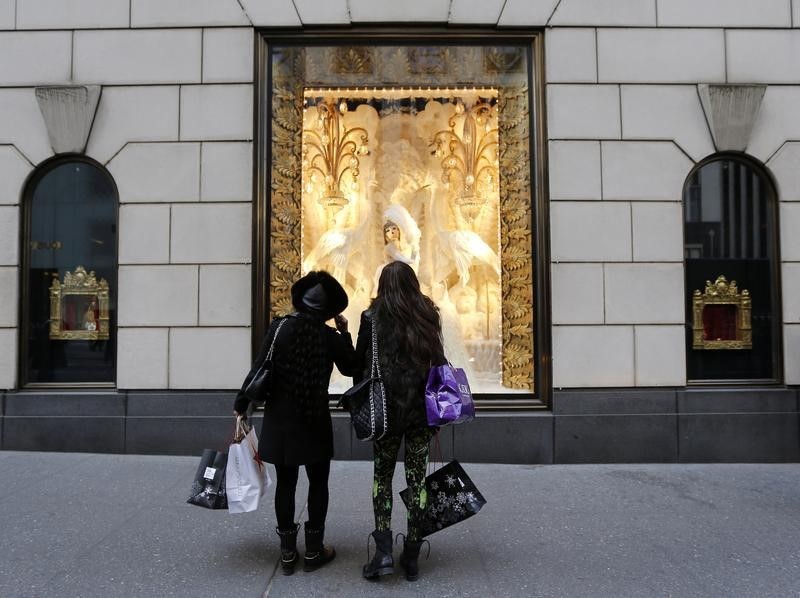 © Reuters. Holiday shoppers look at store windows at Henri Bendel store on 5th Avenue in New York