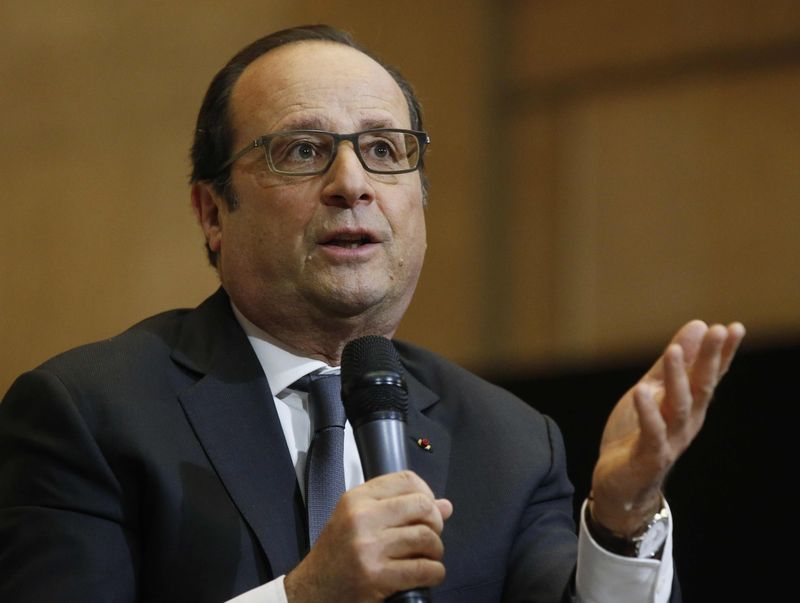 © Reuters. France's President Hollande meets students at the economic and social council in Paris