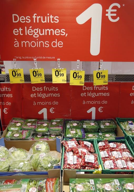 © Reuters. Produtos em supermercado da rede Carrefour em Brive-La-Gaillarde, na França