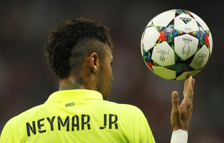 © Reuters. Neymar durante partida contra o Bayern de Munique pela Liga dos Campeões, na Alemanha