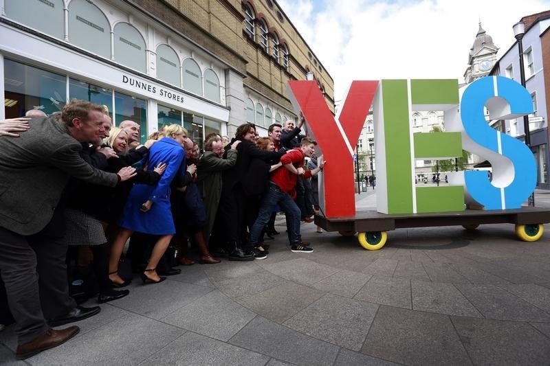 © Reuters. Campanha pelo "sim" em Dublin 