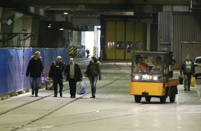 © Reuters. Workers of the Opel factory in the western German city of Bochum leave the plant following their last shift