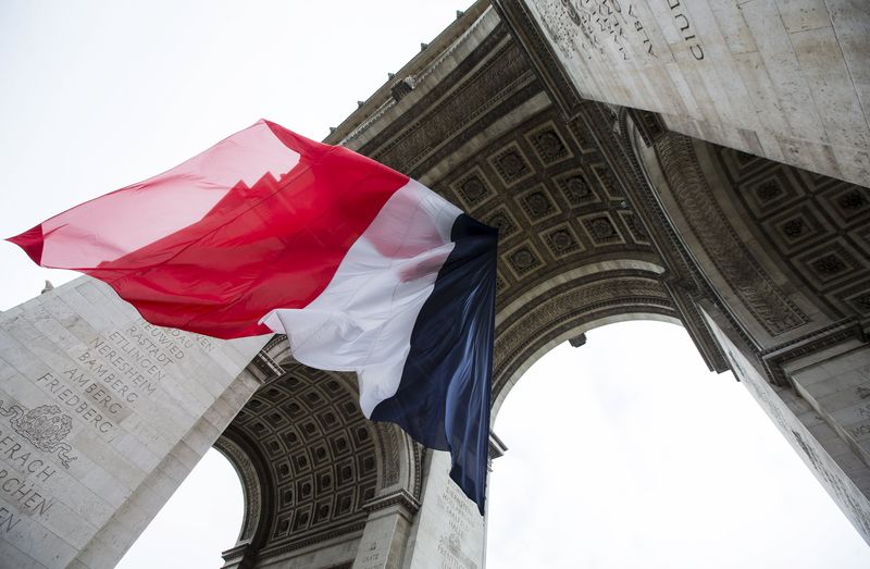 © Reuters. The French flag hangs over the tomb of the unknown soldier at the Arc de triomphe in Paris 