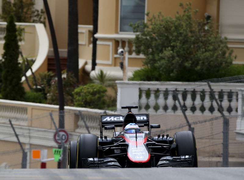 © Reuters. McLaren Honda Formula One driver Alonso of Spain drives his car during the first free practices for the Monaco F1 Grand Prix