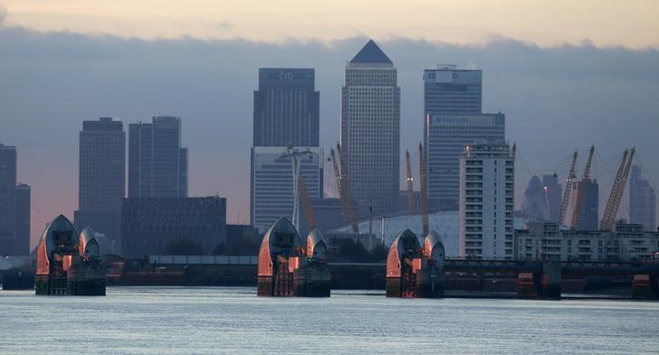 © Reuters. London's financial district is seen behind the Thames Barrier late afternoon