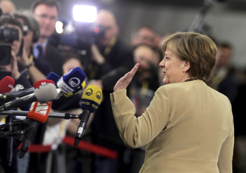 © Reuters. Chanceler alemã, Angela Merkel, passa por jornalistas durante evento em Riga, na Letônia