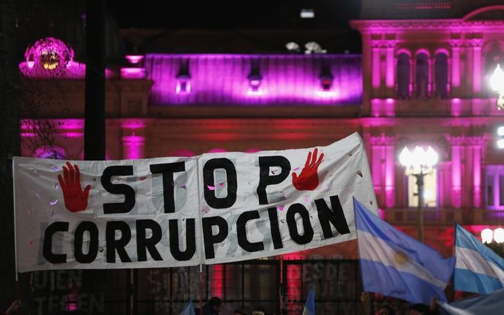 © Reuters. Плакат "Остановите коррупцию"